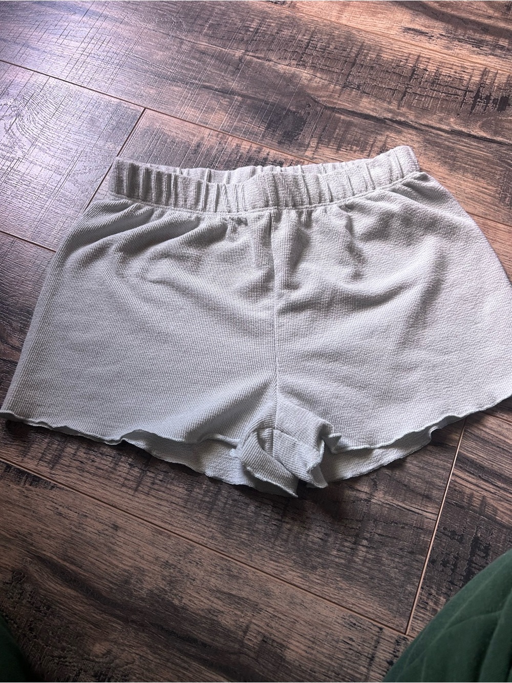 Audrey 3+1 Cream Scallop-Hem Knit Athletic Shorts